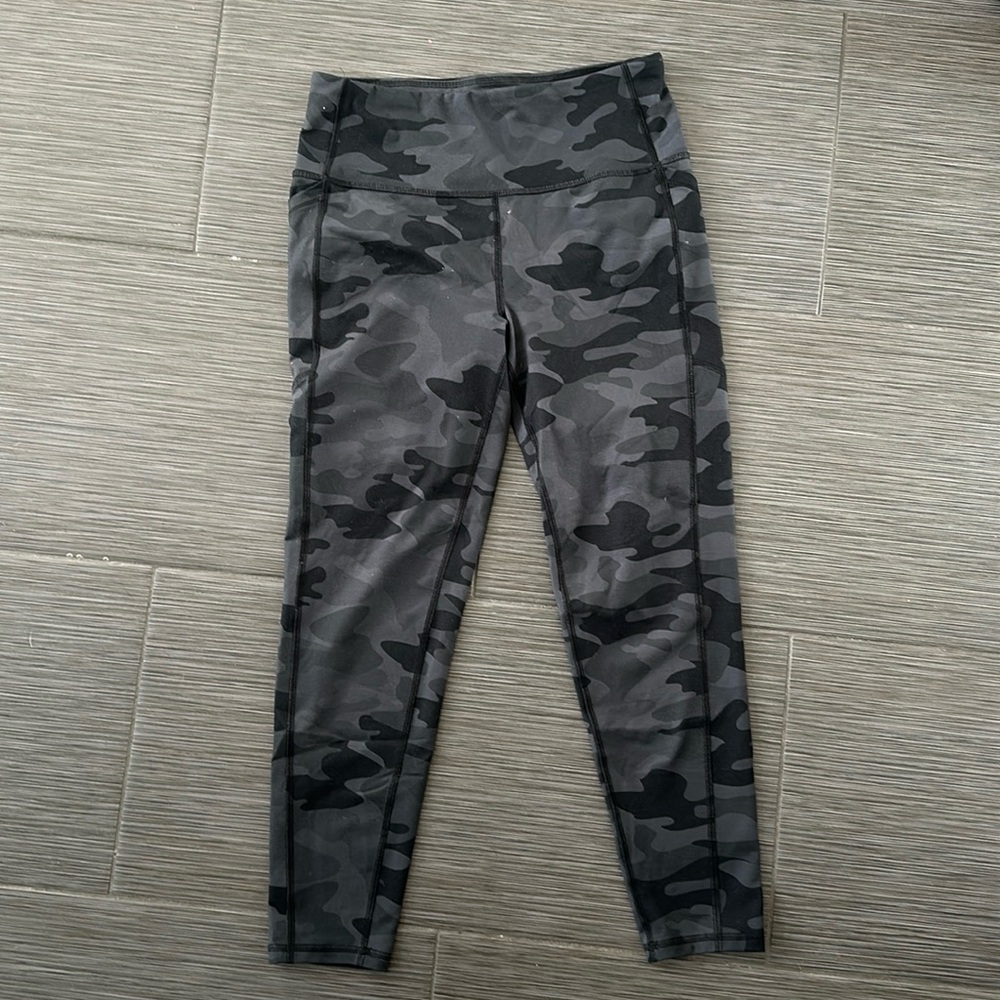 DSG' High Rise Printed 7/8 Tights in Camo Pure Black - Size medium